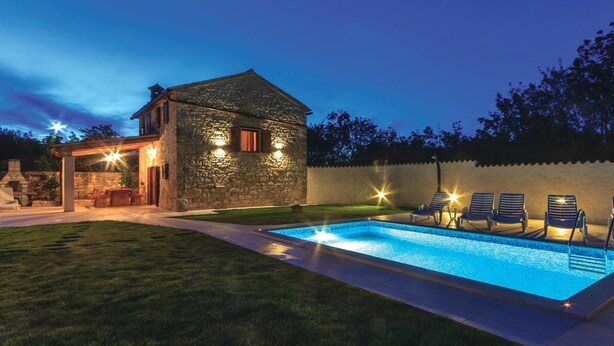 A stone house with a swimming pool and outdoor seating. - Pet friendly home in Filipana (Filipana)