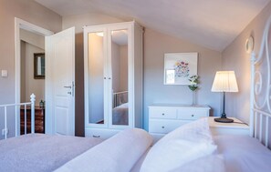 4 bedrooms, free WiFi, bed sheets