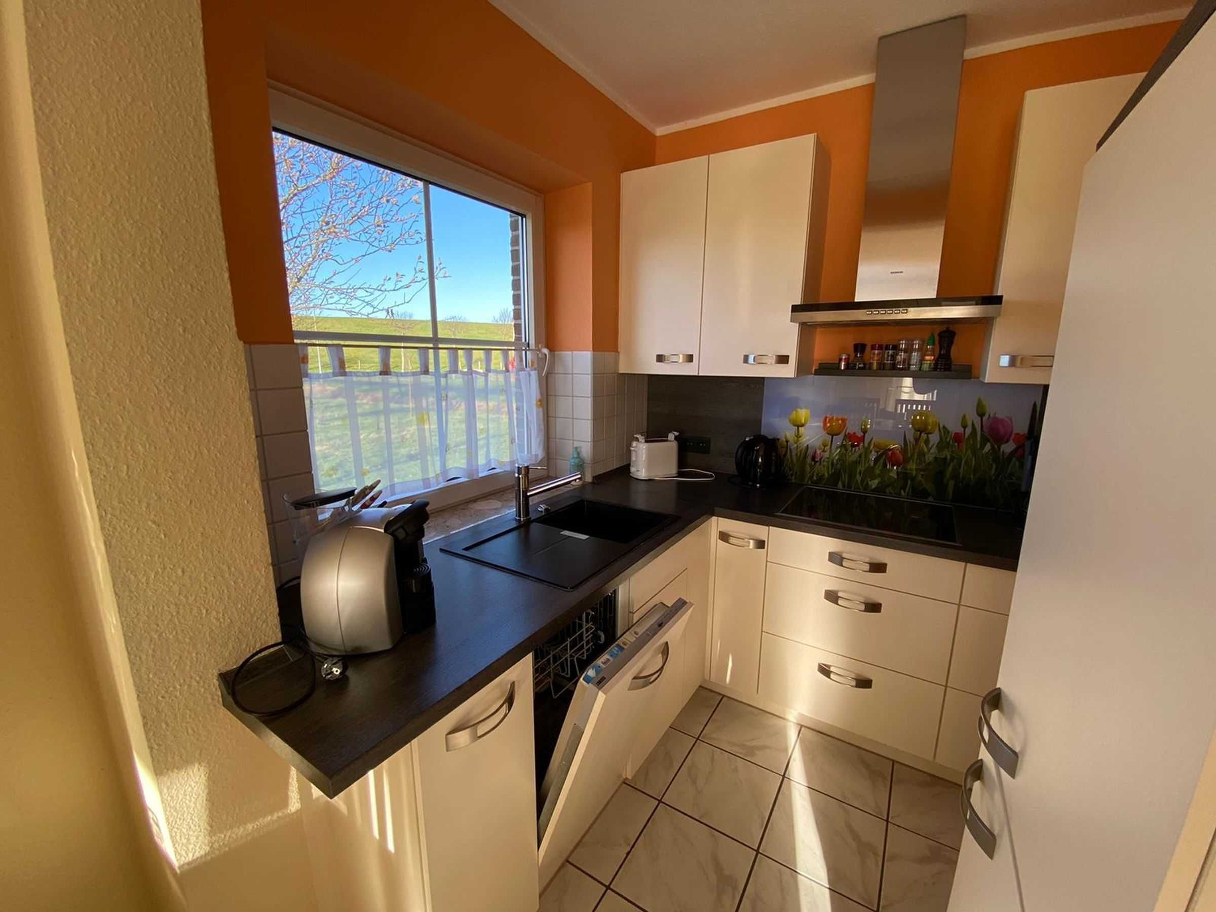 Kühlschrank, Geschirrspüler, Wasserkocher mit Kaffee-/Teezubehör