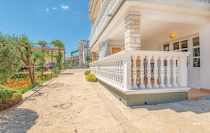 A building with a white balcony, a stone pillar, and a clear sky. - 2 bedroom lovely apartment in Vodice (Vodice)