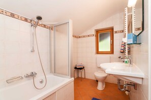 Een haardroger, handdoeken