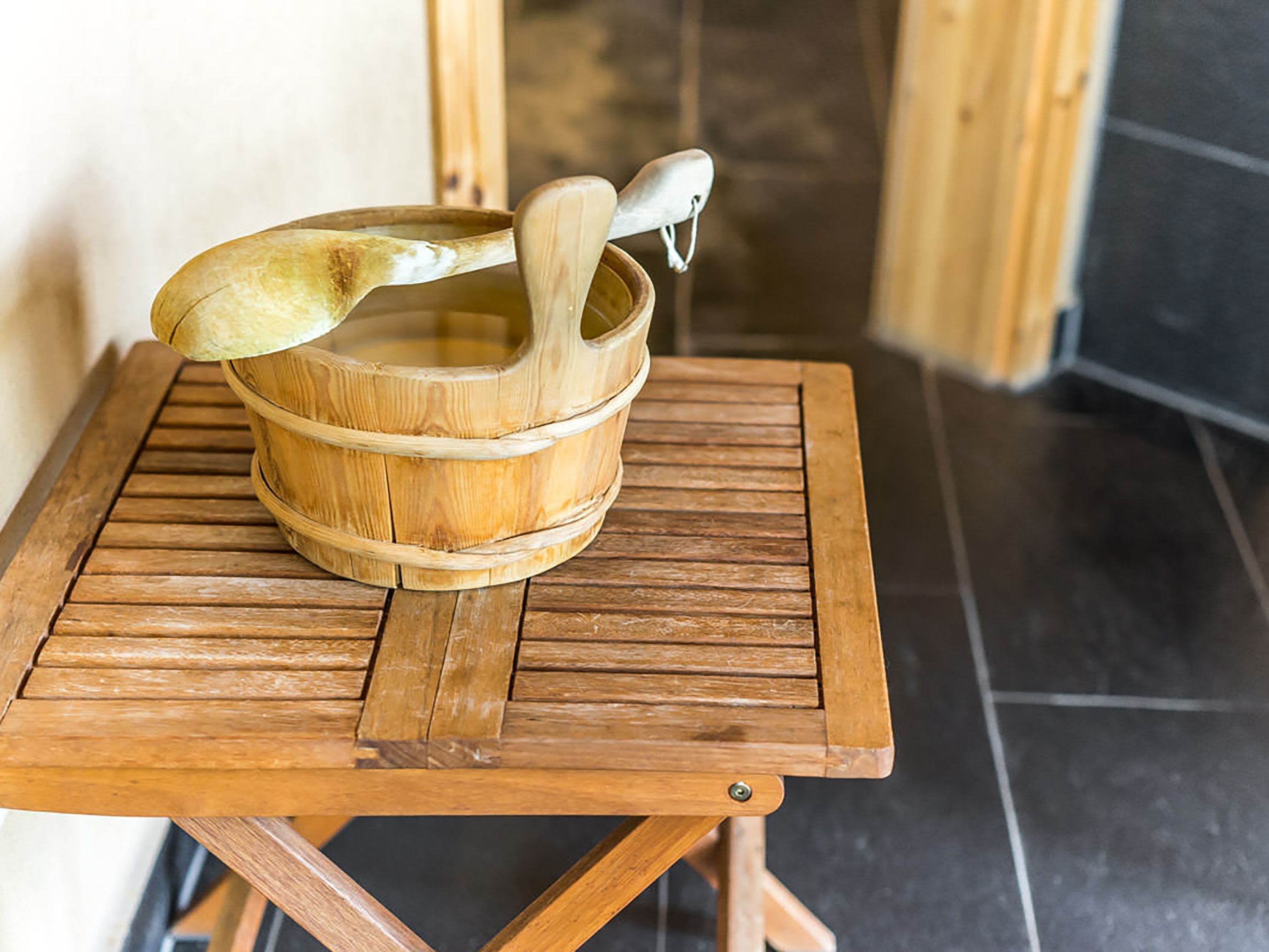 Une table en bois sur laquelle se trouve un panier tressé.