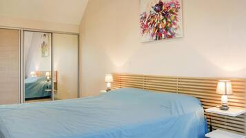 2 bedrooms, travel crib, free WiFi, bed sheets