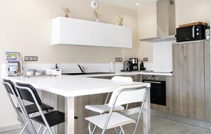 Réfrigérateur, plaque de cuisson, lave-vaisselle, cafetière/bouilloire