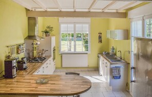 Een koelkast, een kookplaat, een vaatwasser