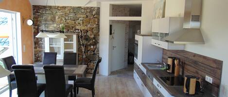 KĂŒhlschrank, Ofen, GeschirrspĂŒler, Wasserkocher mit Kaffee-/Teezubehör