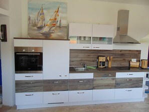 Een koelkast, een oven, een vaatwasser, een koffiezetapparaat/waterkoker