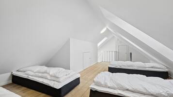 6 bedrooms, travel crib, free WiFi