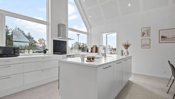 Køleskab, kogeplade, opvaskemaskine, kaffe-/temaskine