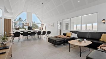 Fernseher, DVD-Player, Tischtennisplatte