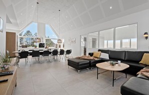 Een televisie, een dvd-speler en een tafeltennistafel