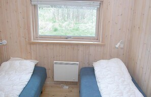 4 bedrooms, travel crib, free WiFi - Cozy home in Aakirkeby with sauna (Aakirkeby)