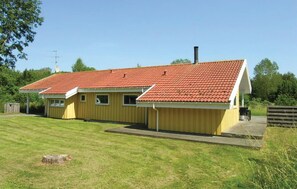 Exterior - Cozy home in Aakirkeby with sauna (Aakirkeby)
