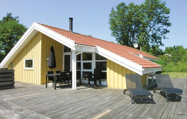 Outdoor dining - Cozy home in Aakirkeby with sauna (Aakirkeby)