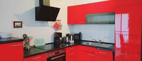 Réfrigérateur, four à micro-ondes, un four, lave-vaisselle