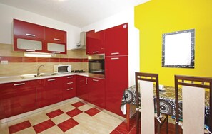 Refrigerador, microondas, parrilla de estufa y cafetera y tetera