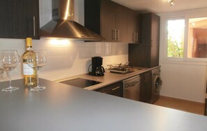 Kjøleskap, ovn, kokeplater og oppvaskmaskin