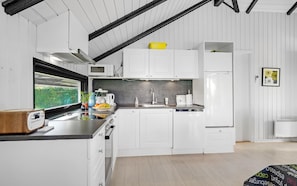 Réfrigérateur, four à micro-ondes, surface de cuisson, lave-vaisselle