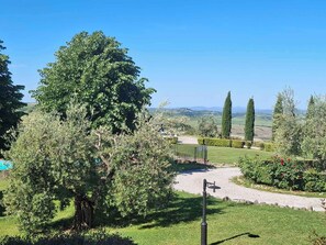 Property grounds - Holiday apartment with pool and Wi-Fi (Asciano)