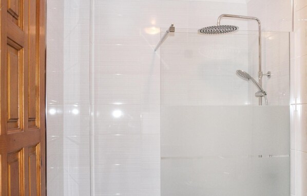 Bathtub - Gorgeous apartment in Rojales with WiFi (Rojales)
