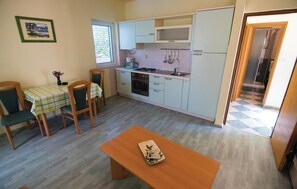 Frigorífic, placa de cuina, rentaplats i cafetera i tetera 
