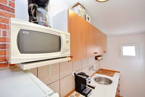 Réfrigérateur, four, plaque de cuisson, cafetière/bouilloire