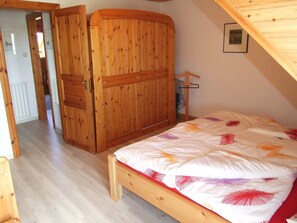 2 habitaciones, tabla de planchar con plancha, cuna de viaje y wifi 