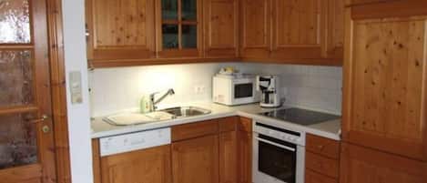 Kühlschrank, Mikrowelle, Ofen, Geschirrspüler