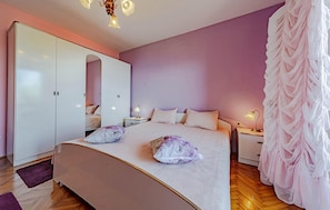 4 bedrooms, travel cot, free WiFi, bed sheets
