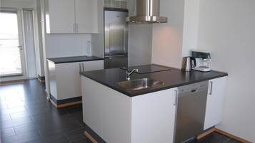 Køleskab, kogeplade, opvaskemaskine, kaffe-/temaskine