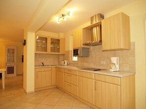 Refrigerador, microondas, lavavajillas y cafetera y tetera 