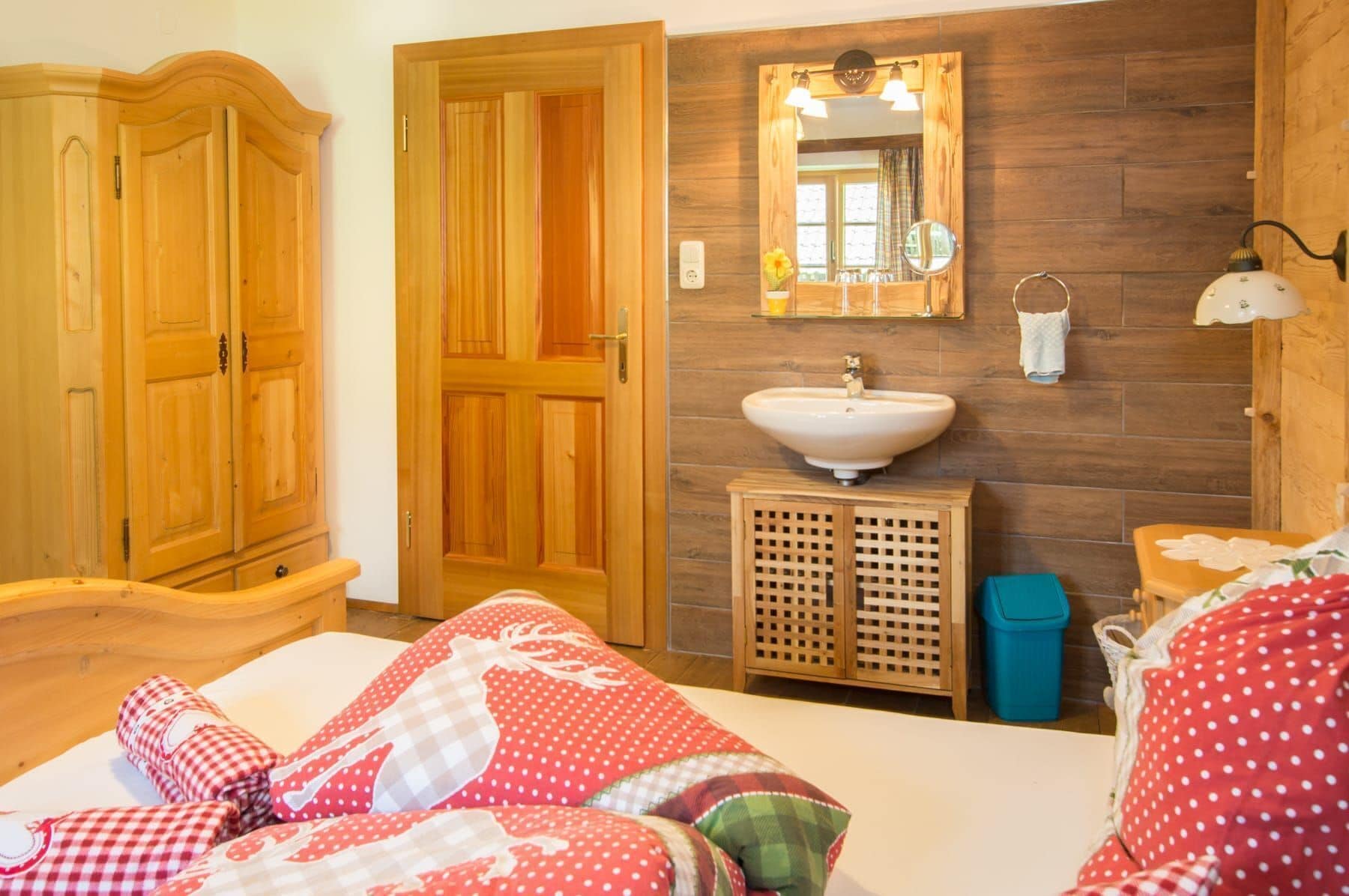 1 bedroom, desk, travel cot, WiFi