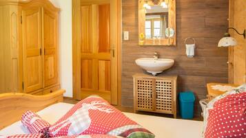 1 Schlafzimmer, Schreibtisch, Reisekinderbett, WLAN
