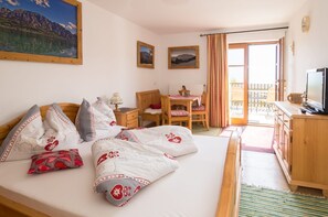 1 bedroom, desk, travel cot, WiFi