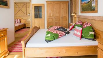 1 bedroom, desk, travel crib, WiFi