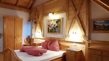 1 bedroom, desk, travel cot, WiFi