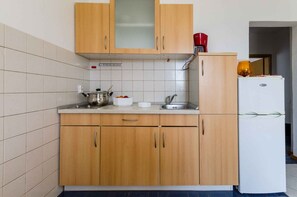 Fridge, stovetop, coffee/tea maker