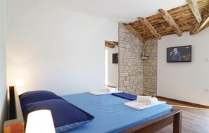 3 bedrooms, in-room safe, free WiFi, bed sheets - Awesome home in Sumet (Sumet)