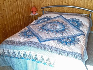 1 bedroom, bed sheets