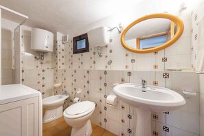 Shower, bidet - Holiday apartment mit Terrasse (Pittulongu)