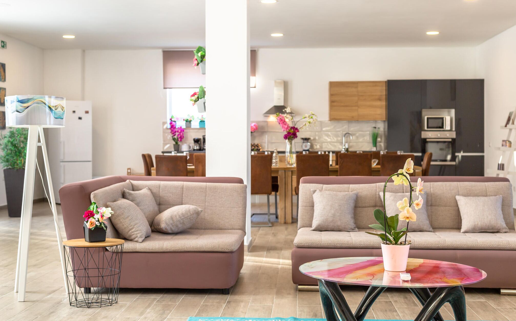 Fernseher, Tischfußball, Tischtennisplatte