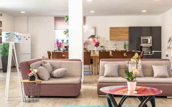 Téléviseur, table de baby-foot, table de ping-pong