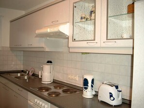 Kühlschrank, Mikrowelle, Ofen, Hochstuhl