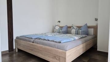 2 Schlafzimmer, Reisekinderbett, WLAN, Bettwäsche