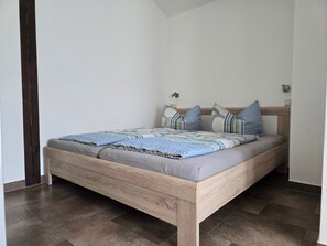 2 Schlafzimmer, Reisekinderbett, WLAN, Bettwäsche