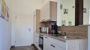 Kühlschrank, Mikrowelle, Ofen, Geschirrspüler