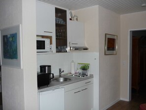 Frigorifero, microonde, macchina per tè/caffè, bollitore elettrico