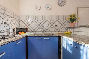 Réfrigérateur, micro-ondes, plaque de cuisson, grille-pain