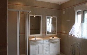Combined shower/tub