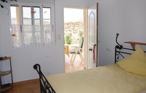 3 bedrooms, travel cot